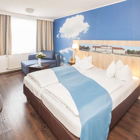 Hotel Blauer Karpfen Oberschleissheim Bagian luar foto