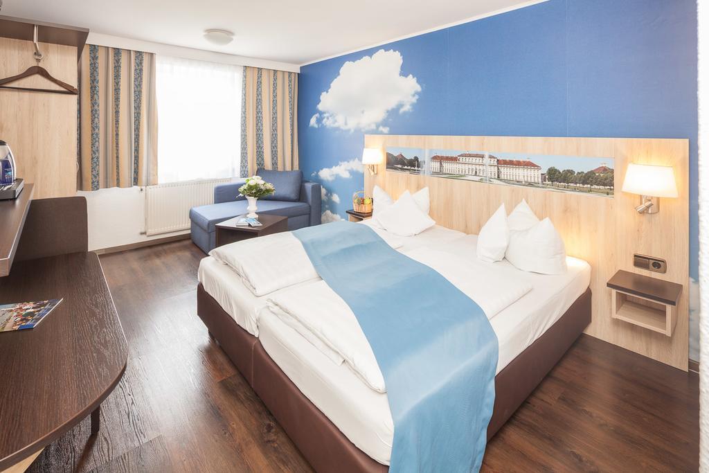 Hotel Blauer Karpfen Oberschleissheim Bagian luar foto