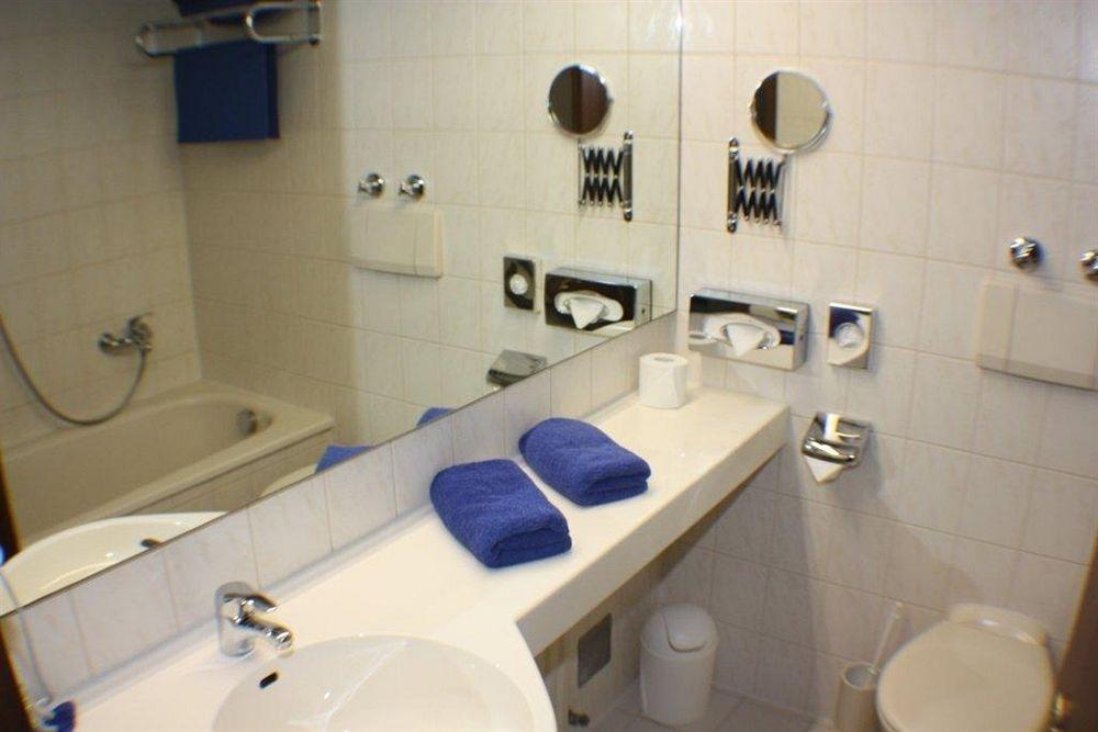 Hotel Blauer Karpfen Oberschleissheim Bagian luar foto