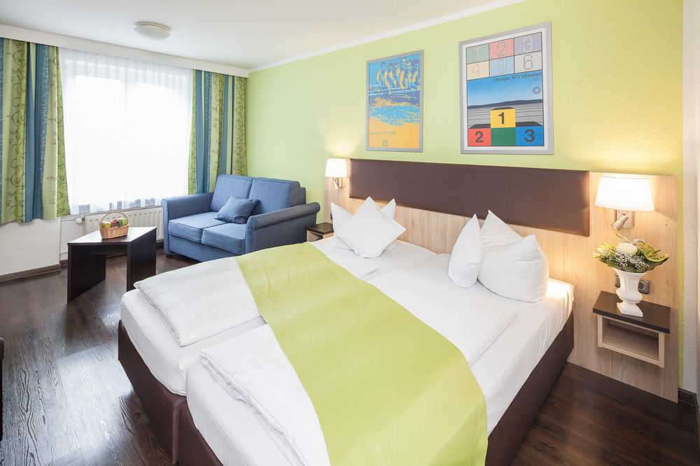 Hotel Blauer Karpfen Oberschleissheim Bagian luar foto