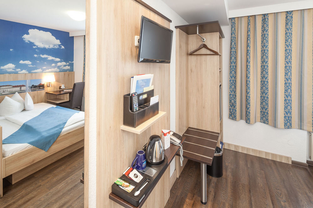Hotel Blauer Karpfen Oberschleissheim Bagian luar foto