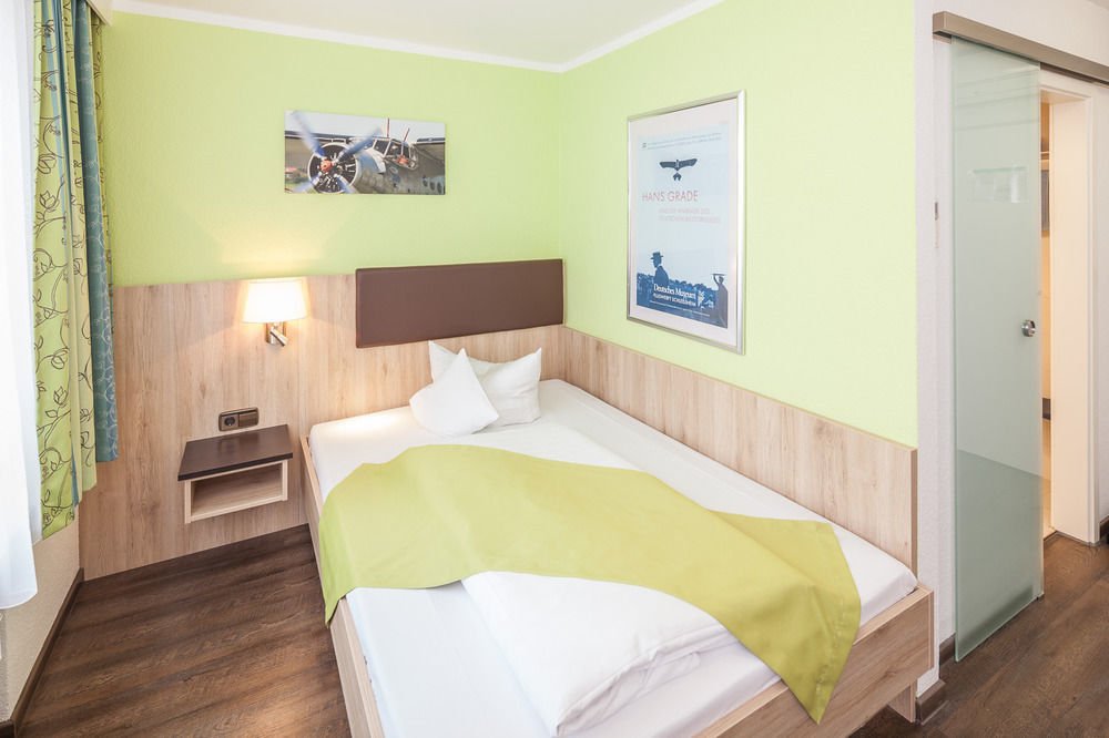 Hotel Blauer Karpfen Oberschleissheim Bagian luar foto