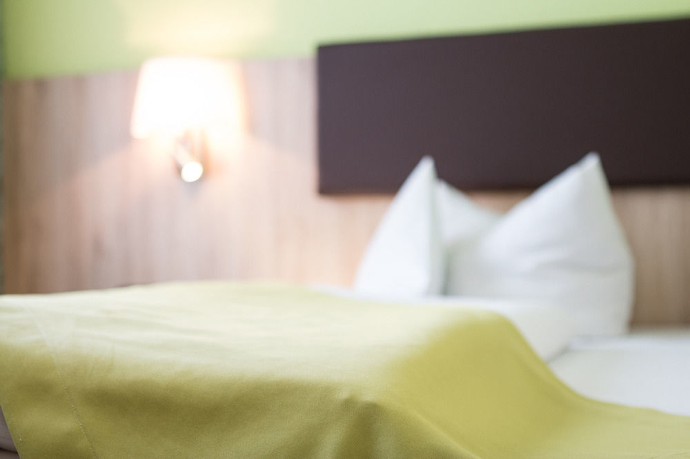 Hotel Blauer Karpfen Oberschleissheim Bagian luar foto