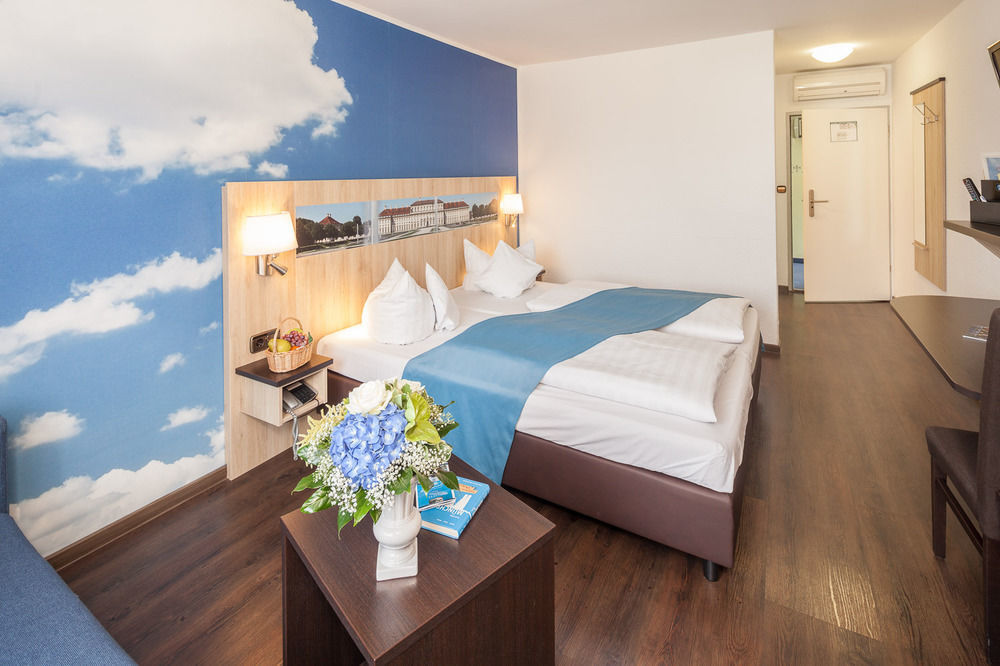 Hotel Blauer Karpfen Oberschleissheim Bagian luar foto