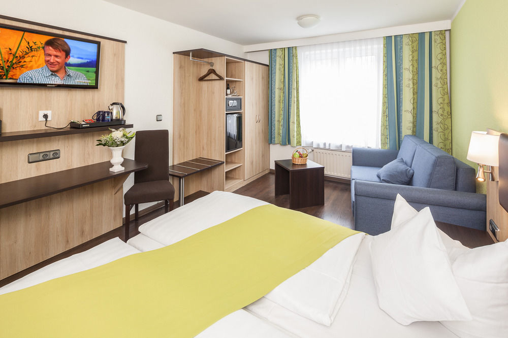 Hotel Blauer Karpfen Oberschleissheim Bagian luar foto