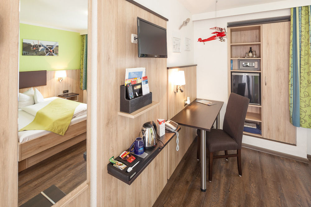 Hotel Blauer Karpfen Oberschleissheim Bagian luar foto