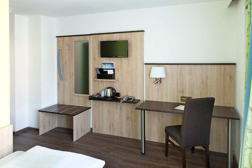 Hotel Blauer Karpfen Oberschleissheim Ruang foto