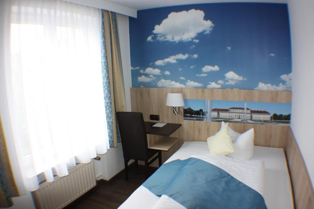 Hotel Blauer Karpfen Oberschleissheim Bagian luar foto