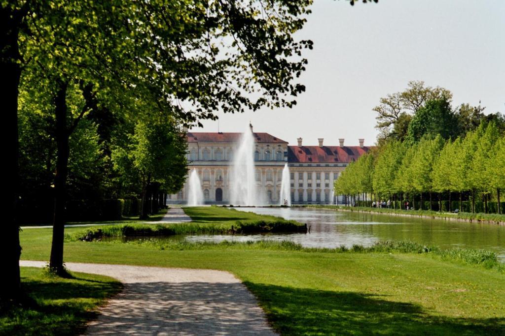 Hotel Blauer Karpfen Oberschleissheim Bagian luar foto