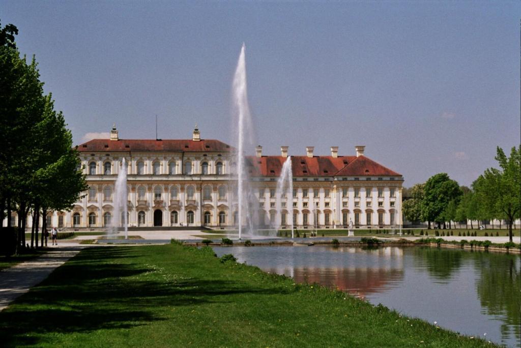 Hotel Blauer Karpfen Oberschleissheim Bagian luar foto