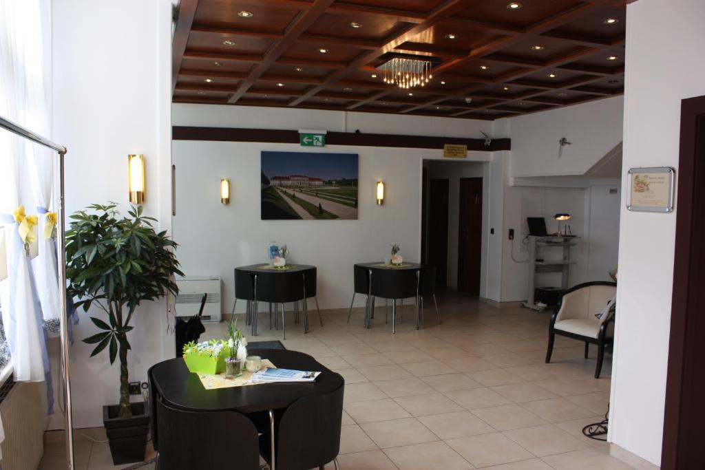 Hotel Blauer Karpfen Oberschleissheim Bagian luar foto