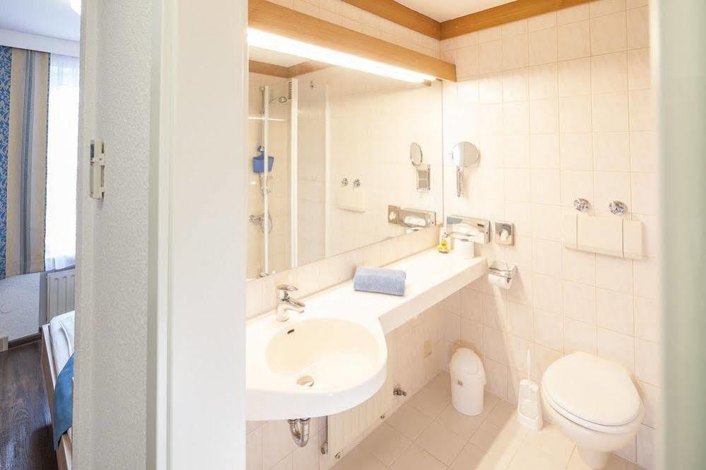 Hotel Blauer Karpfen Oberschleissheim Bagian luar foto