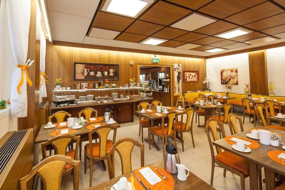 Hotel Blauer Karpfen Oberschleissheim Bagian luar foto