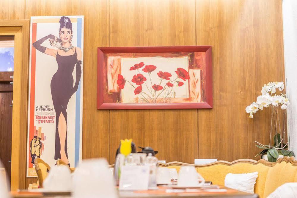 Hotel Blauer Karpfen Oberschleissheim Bagian luar foto